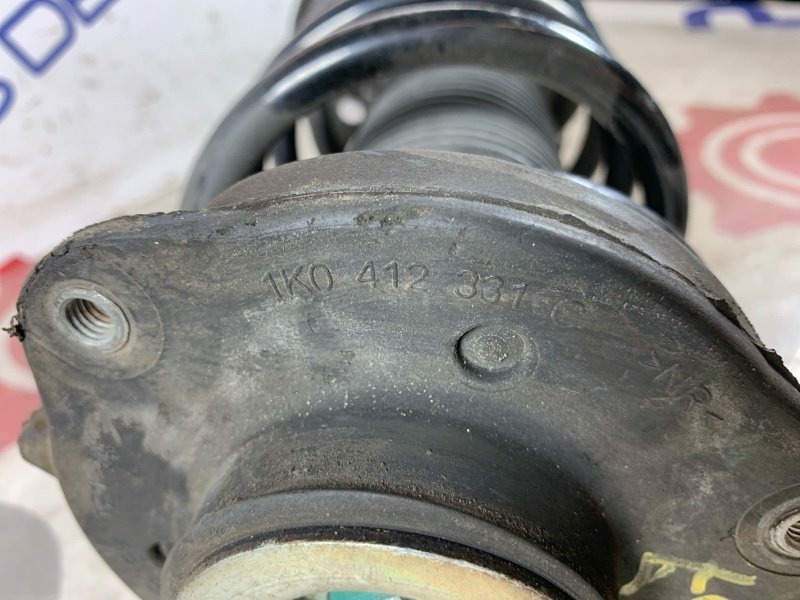 Амортизатор передний Passat 2013 B7 1.4