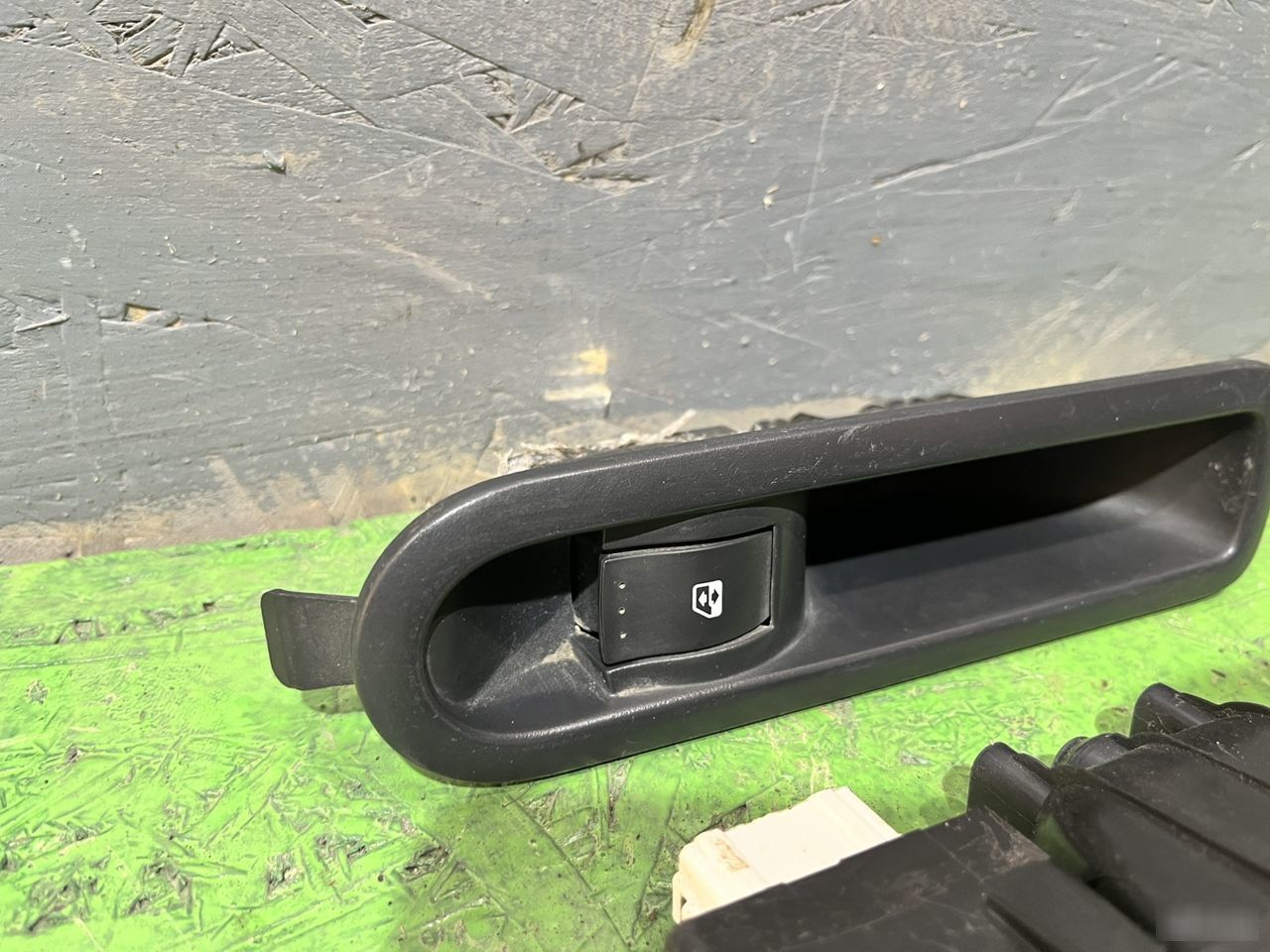Кнопка стеклоподъемника задняя Renault Megane Седан 2.0 бензин F4R1771