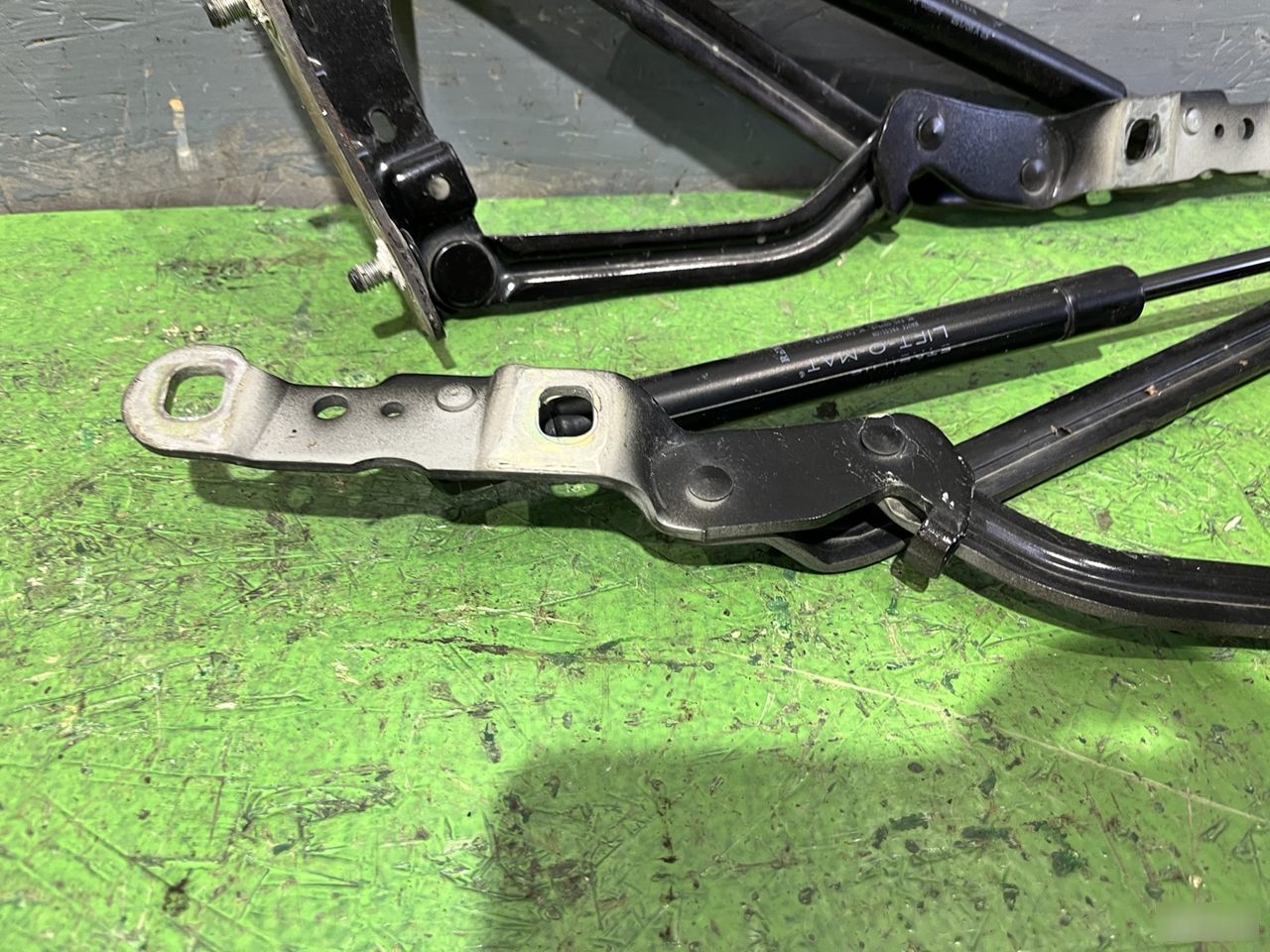 Петли багажника Renault Megane Седан 2.0 бензин F4R1771