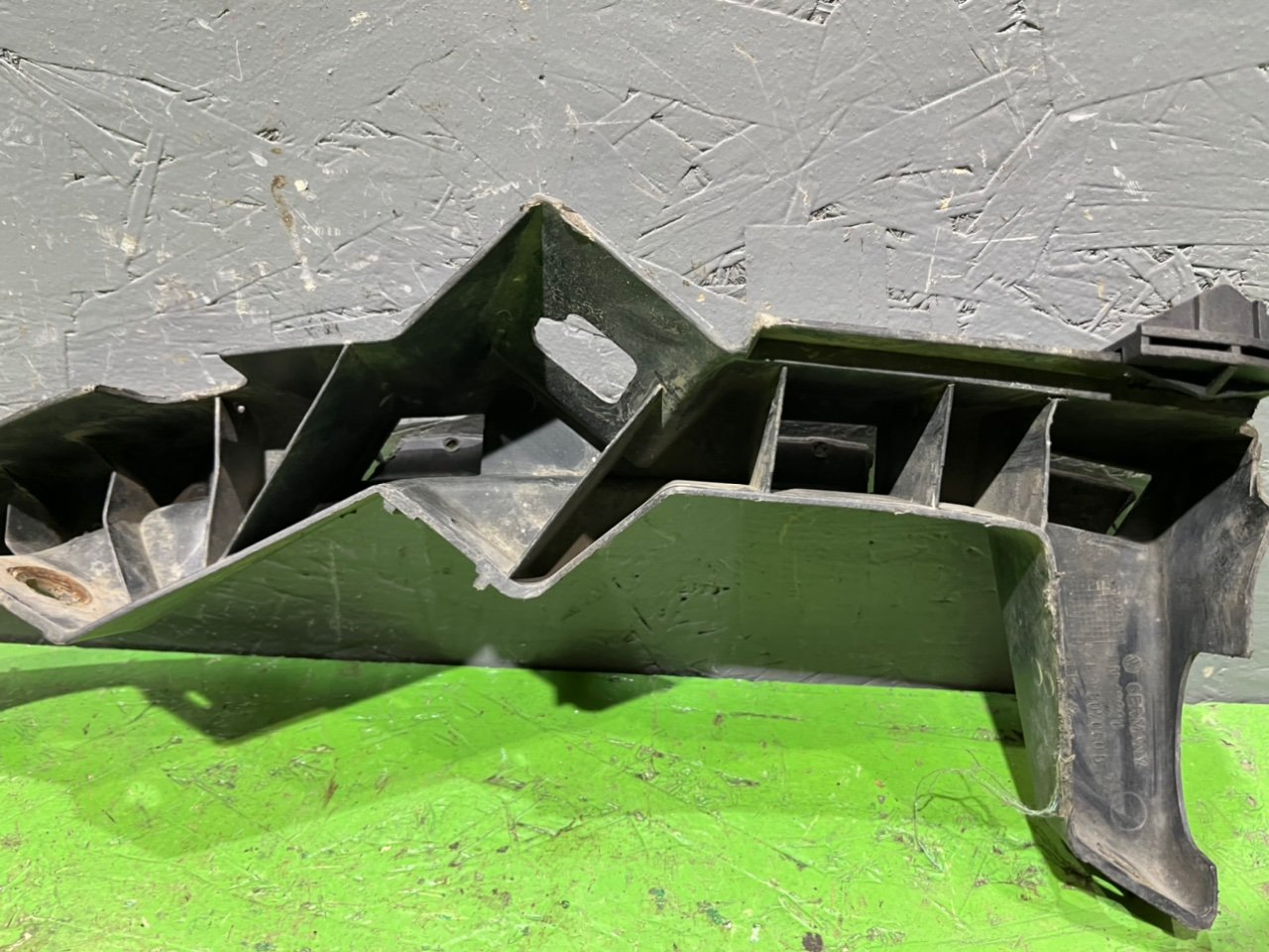 Крепление бампера переднее правое Passat 1997 B5 1.8 ADR