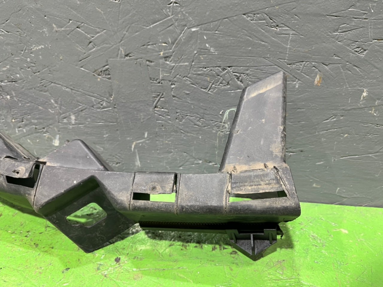 Крепление бампера переднее правое Passat 1997 B5 1.8 ADR