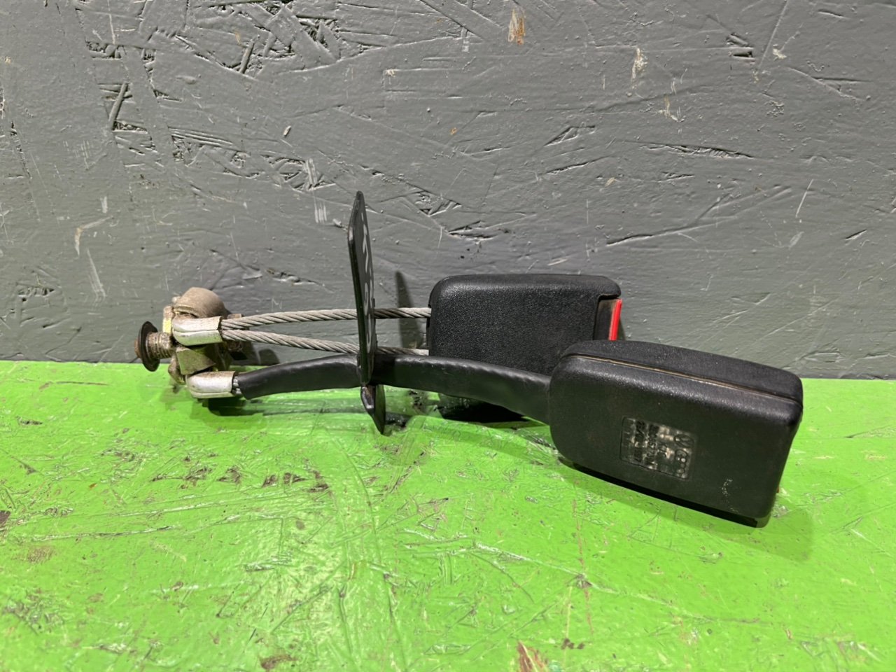 Запчасть замок ремня безопасности задний Volkswagen Passat 1997 B5 1.8 ADR Б/У Замок ремня безопасности задний Volkswagen Passat 1997 B5 1.8 ADR Б/У