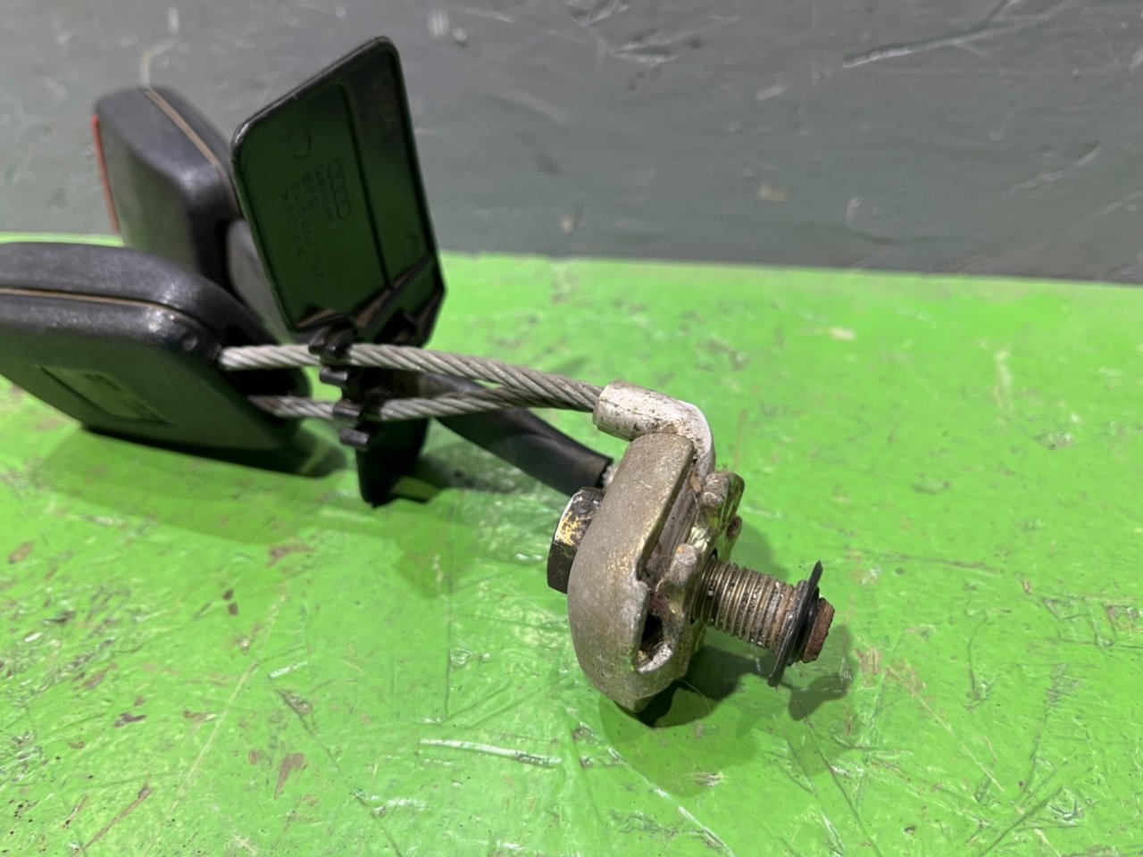 Замок ремня безопасности задний Passat 1997 B5 1.8 ADR Замок ремня безопасности задний Passat 1997 B5 1.8 ADR