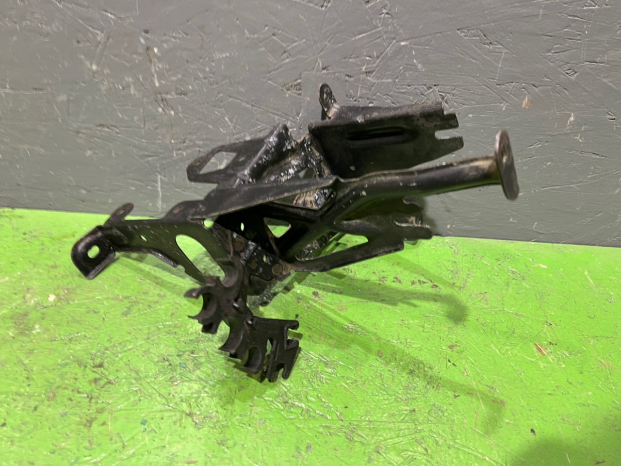 Кронштейн блока ABS Volkswagen Passat 1997 B5 1.8 ADR 8e0614119 Б/У