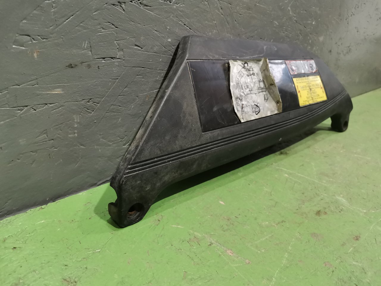 Накладка замка капота Volkswagen Passat B3 1.8 RP