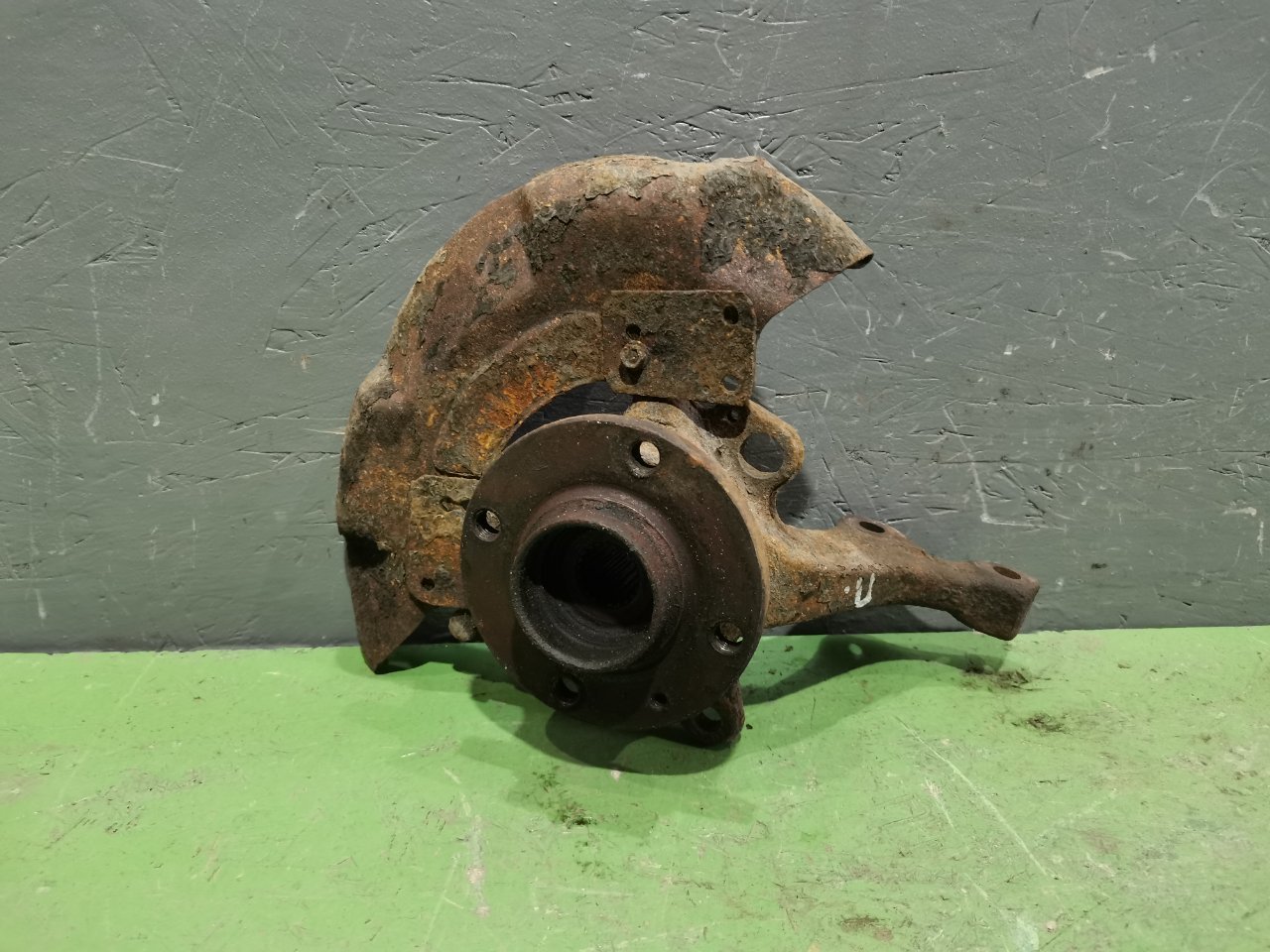 Кулак поворотный правый Volkswagen Passat 1991 B3 1.8 RP Б/У