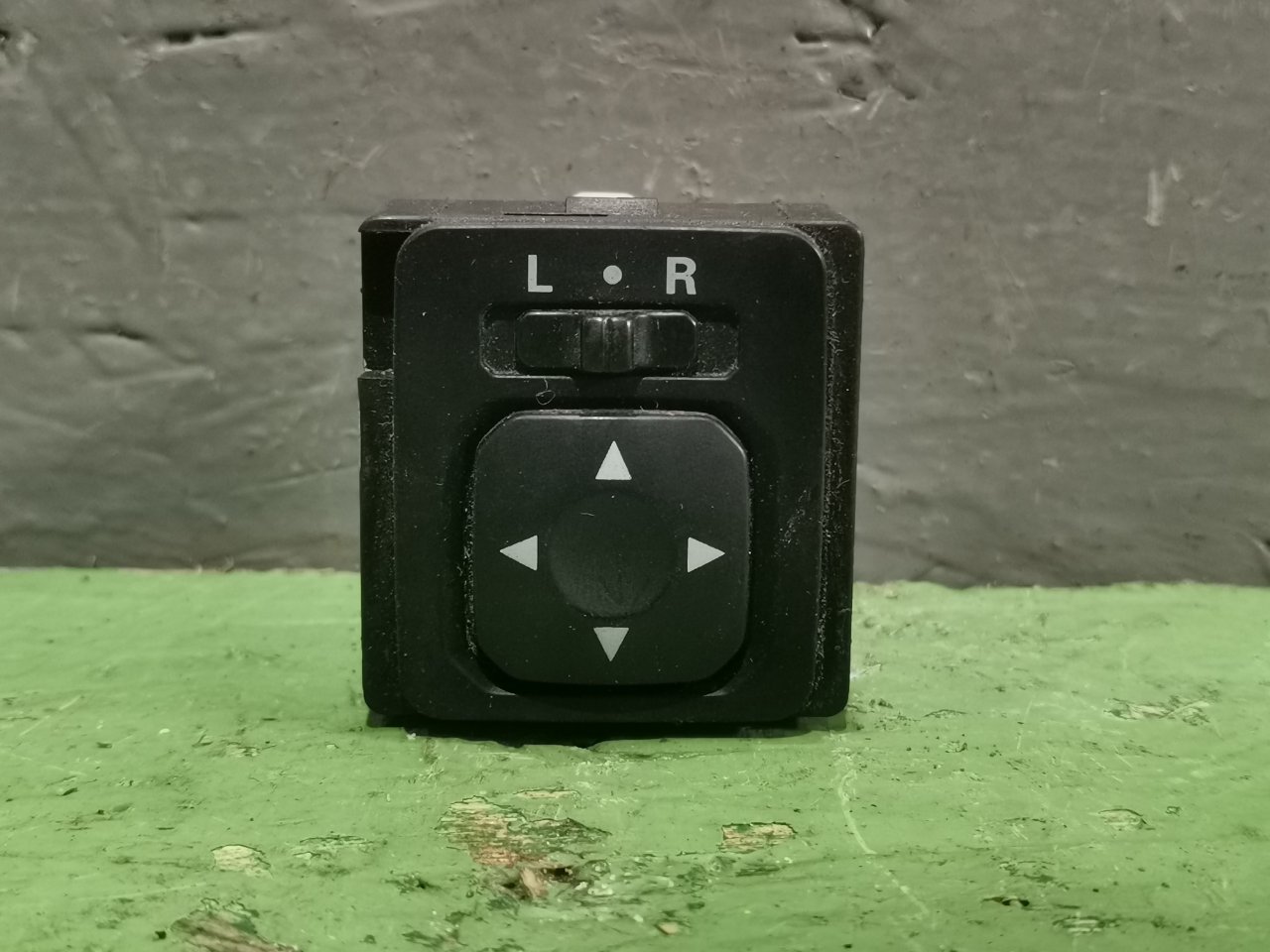 Запчасть блок управления зеркалами Mitsubishi lancer 2008 1.8 4B10 Б/У Блок управления зеркалами Mitsubishi lancer 2008 1.8 4B10 Б/У