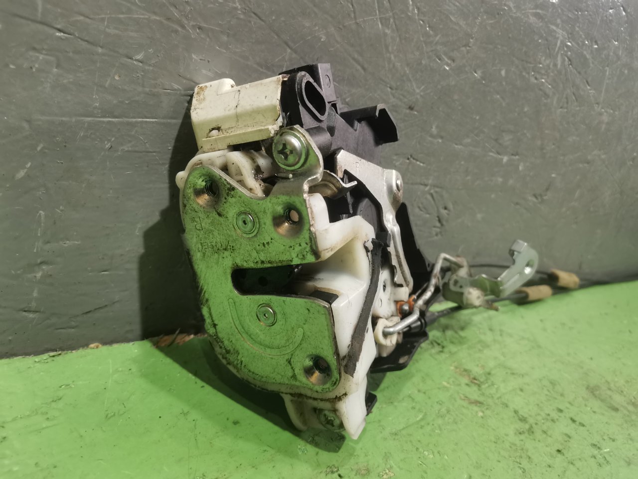 Замок двери передний левый Mitsubishi lancer 1.8 4B10