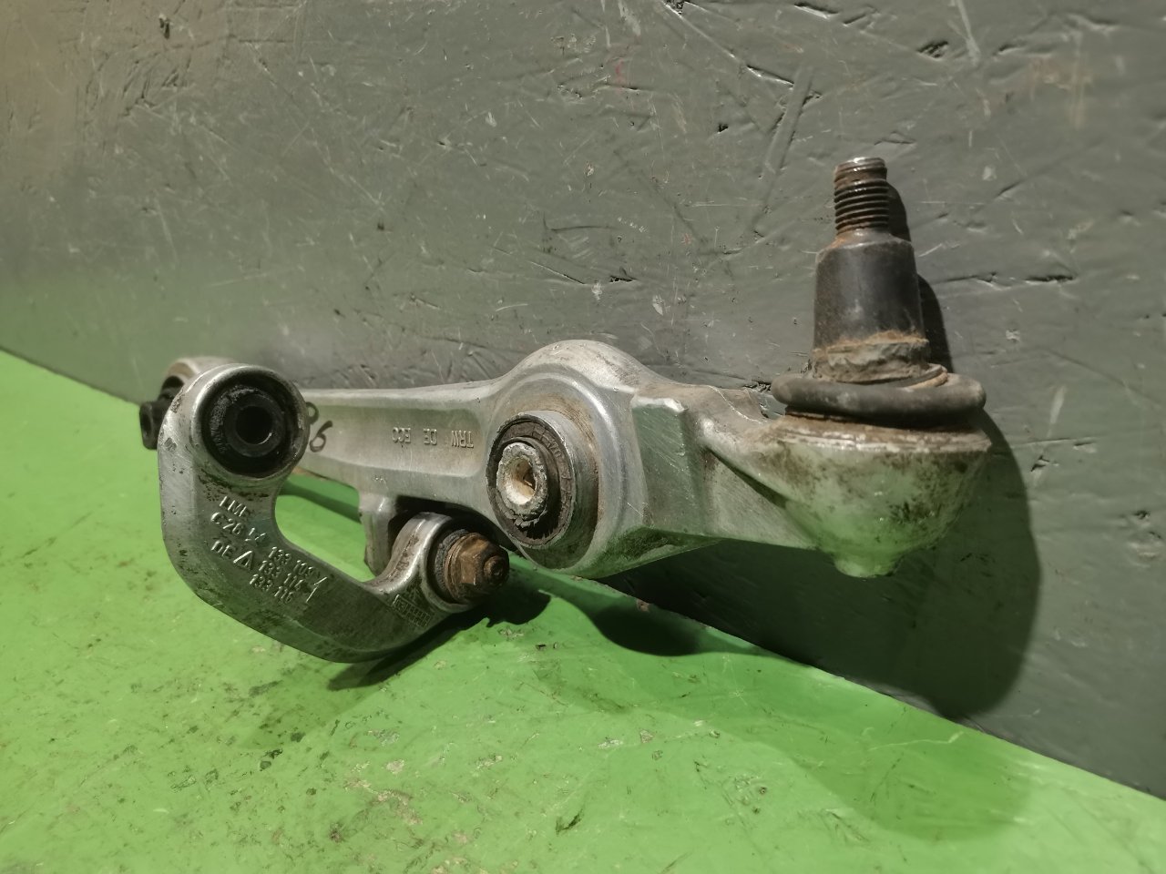 Рычаг подвески нижний левый Volkswagen Passat B5 1.8 ADR