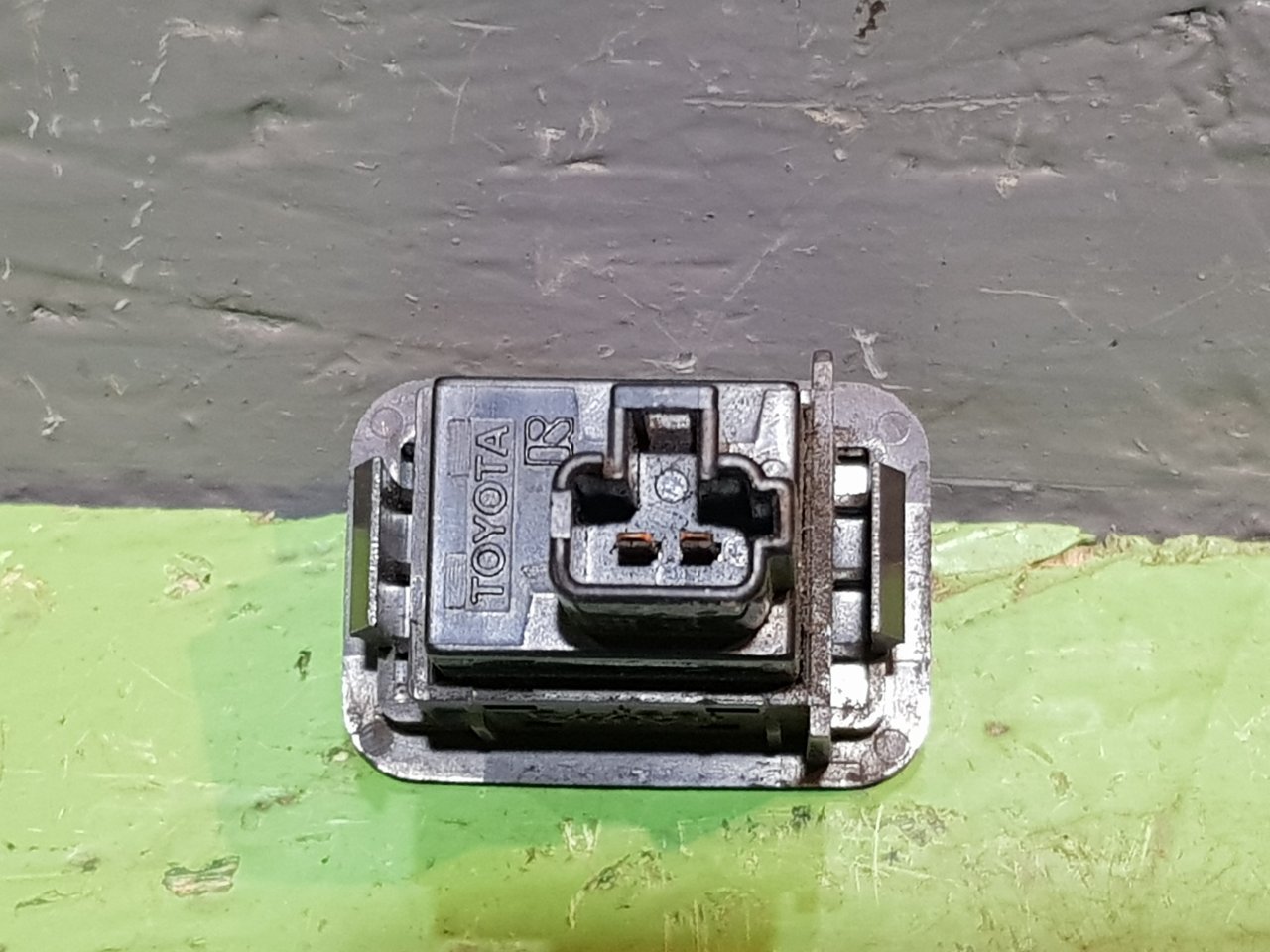 Кнопка открывания бензобака Crown 1996 JZS155 3.0 2JZ-GE Кнопка открывания бензобака Crown 1996 JZS155 3.0 2JZ-GE