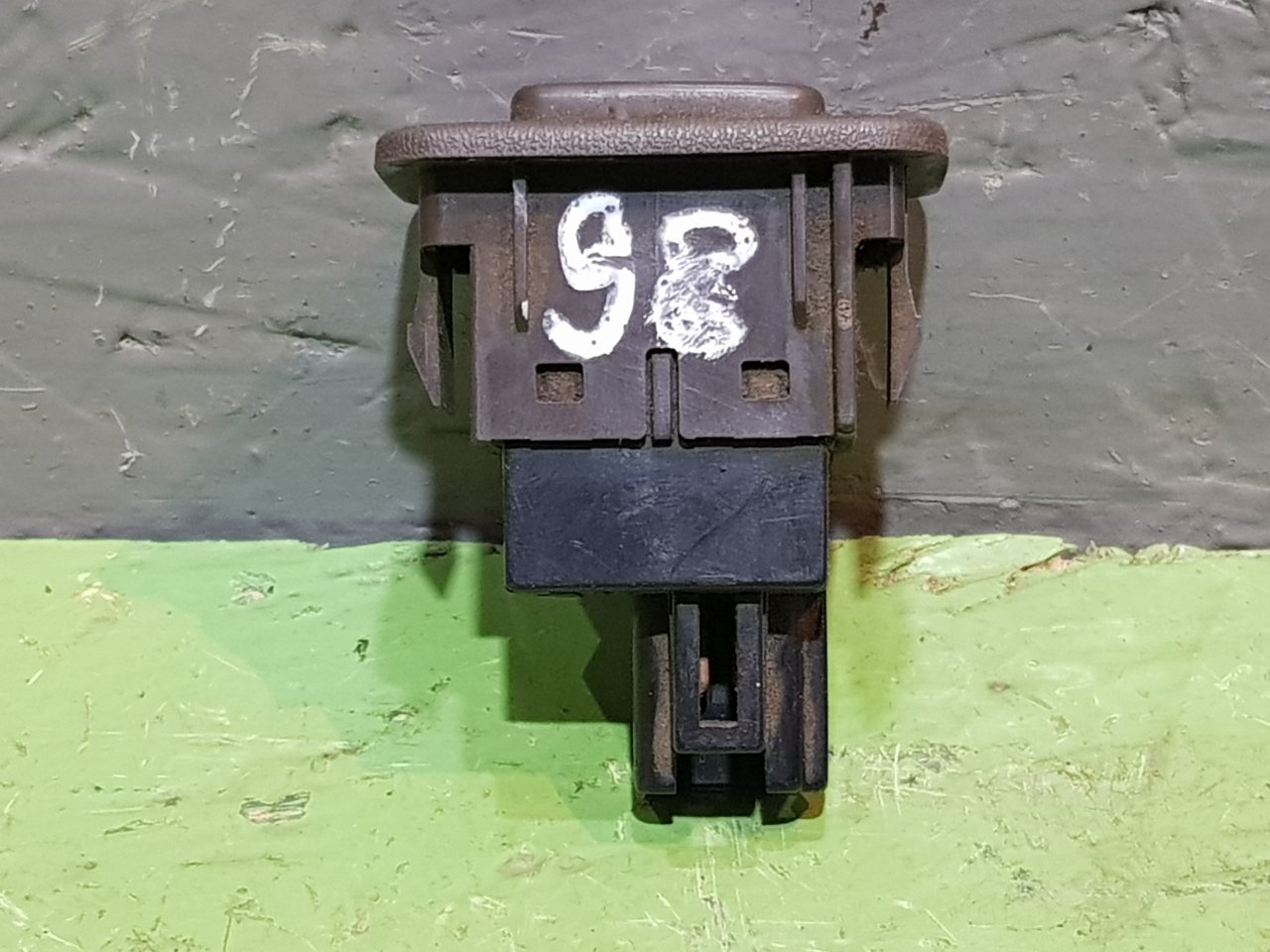 Кнопка открывания бензобака Toyota Crown JZS155 3.0 2JZ-GE Кнопка открывания бензобака Toyota Crown JZS155 3.0 2JZ-GE