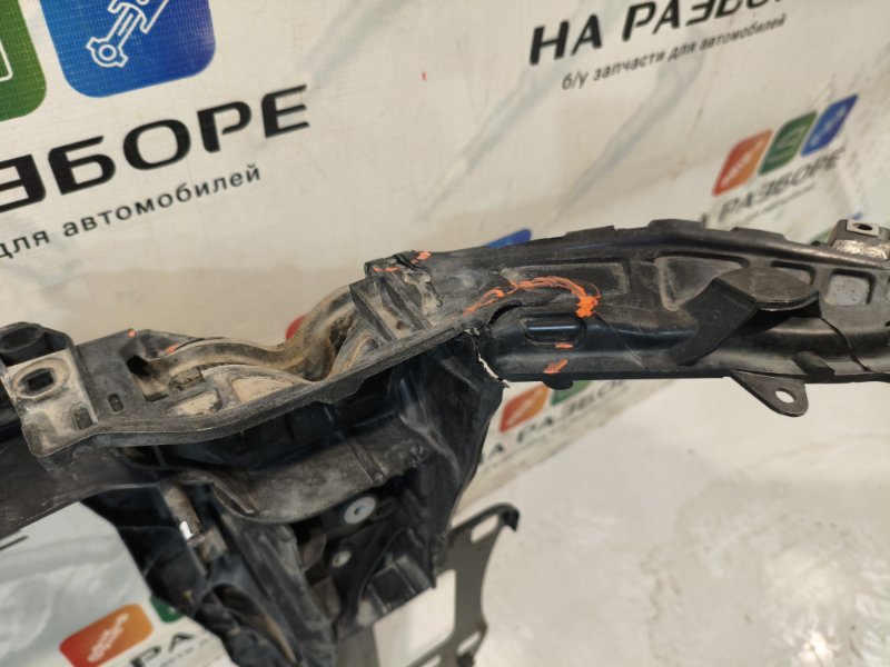 Рамка радиатора AUDI Q3