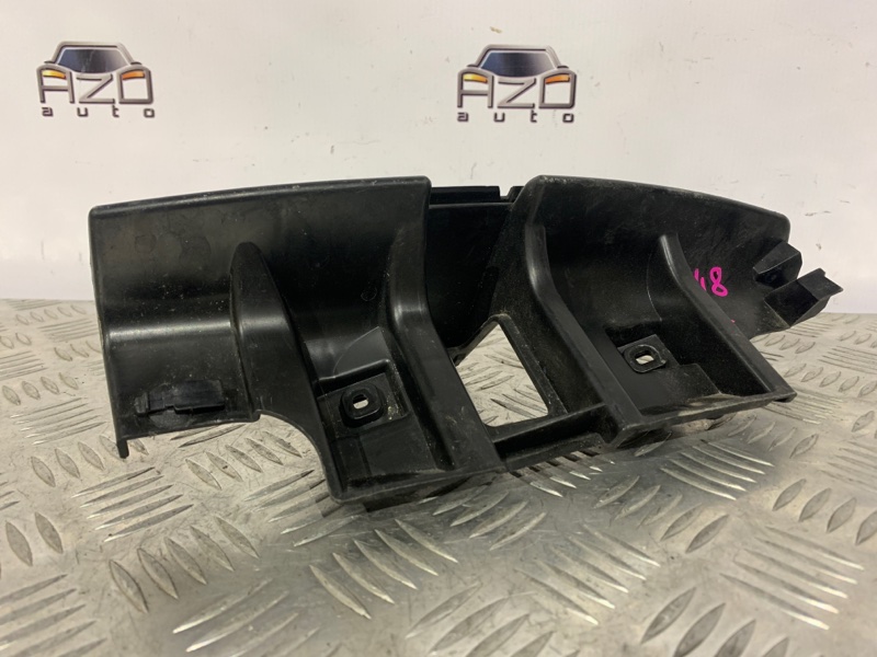 Крепление бампера заднее правое C30 2011 1