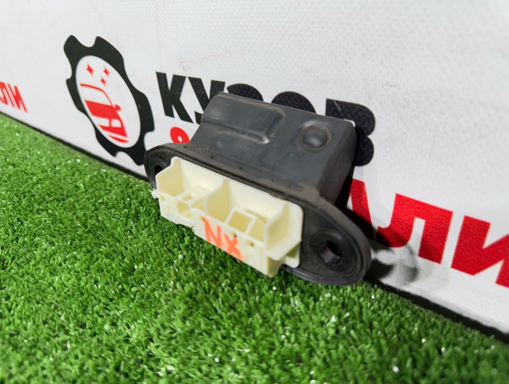 Кнопка открывания багажника NX 2014-2022 Z10 Кнопка открывания багажника NX 2014-2022 Z10