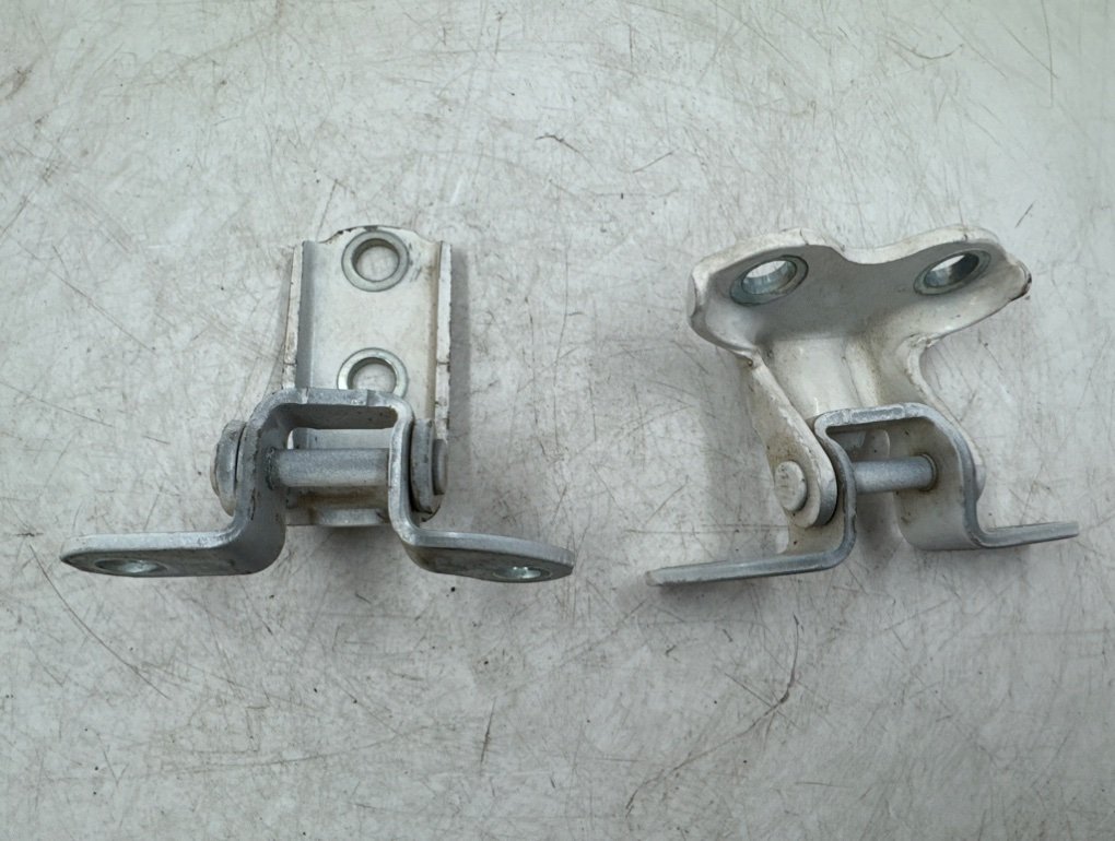 Петля двери задняя правая Toyota Camry 50/55