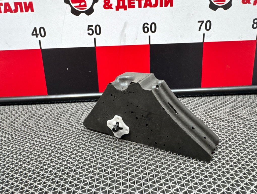 Уплотнитель крыла передний правый NX 2014-2021