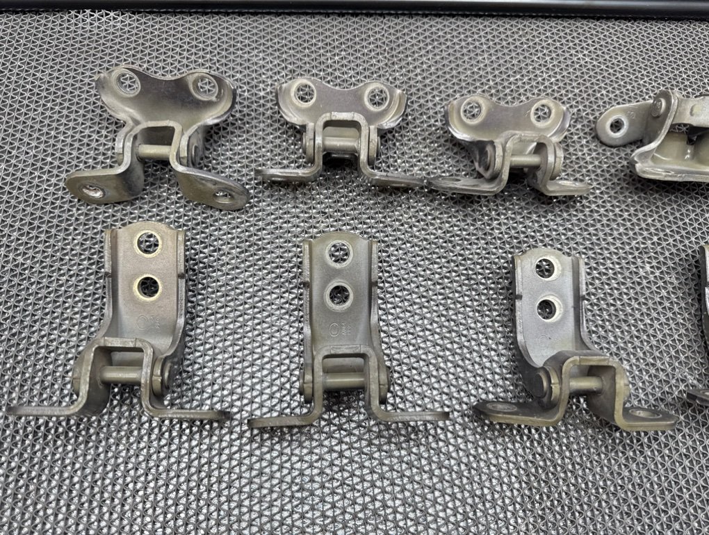 Петля двери передняя левая Toyota Highlander XU50