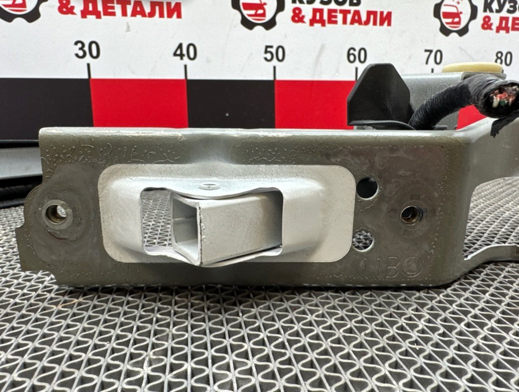 Петля крышки багажника левая Toyota Camry 70