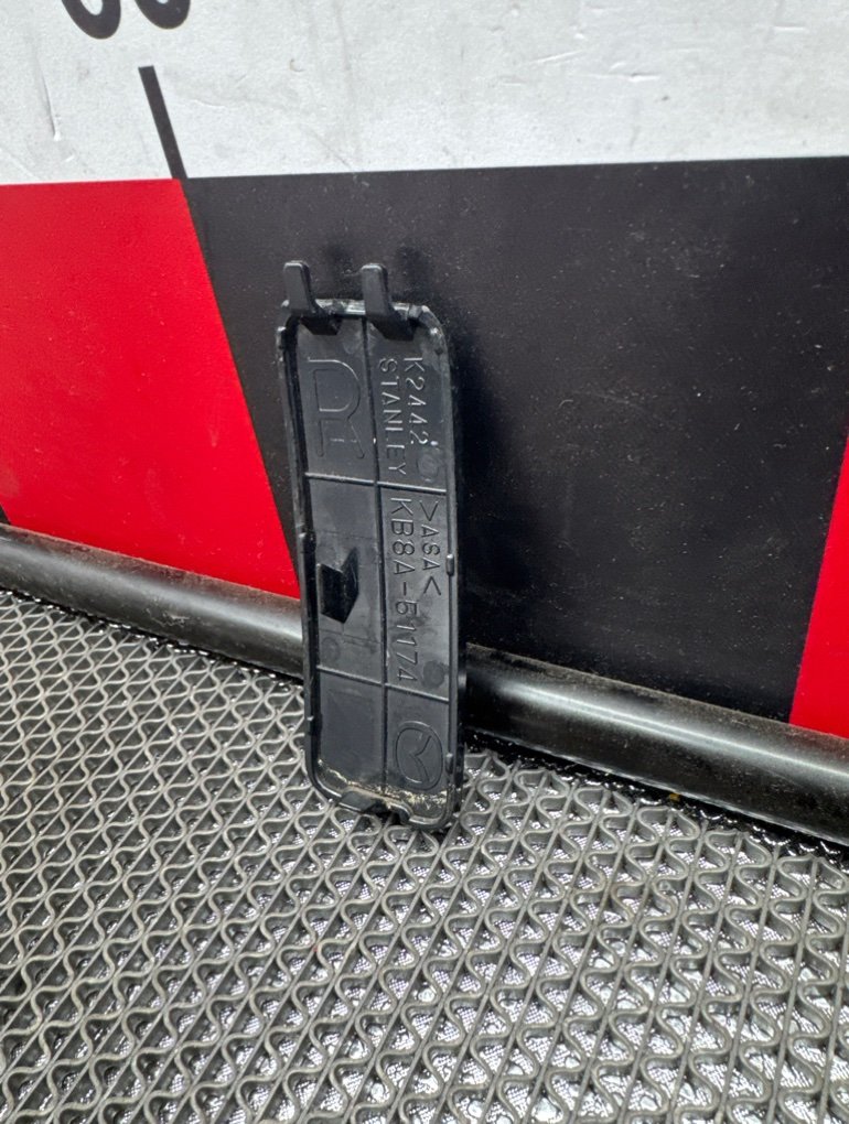 Заглушка бампера Mazda CX5 KB8A51174 Б/У
