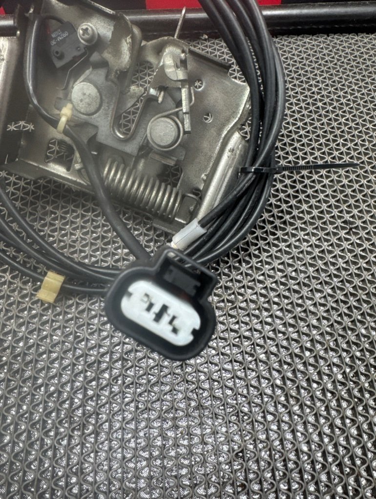 Замок капота Outlander GF3W