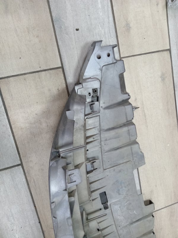 Решетка радиатора MPV LW3W