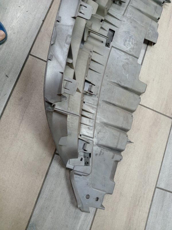 Решетка радиатора MPV LW3W