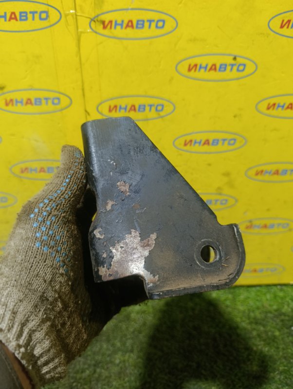 Кронштейн двигателя передний Carisma 2005 1.6 Кронштейн двигателя передний Carisma 2005 1.6
