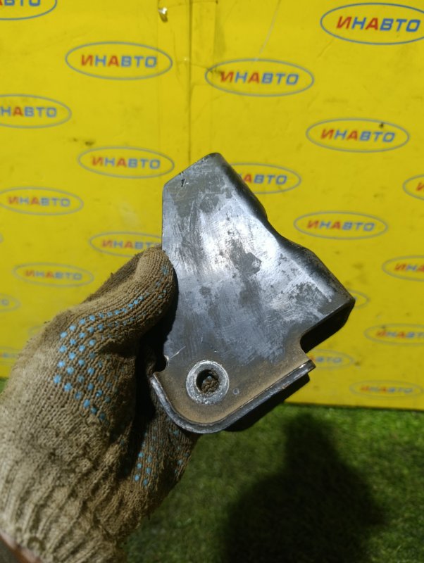 Кронштейн двигателя передний Carisma 2005 1.6 Кронштейн двигателя передний Carisma 2005 1.6