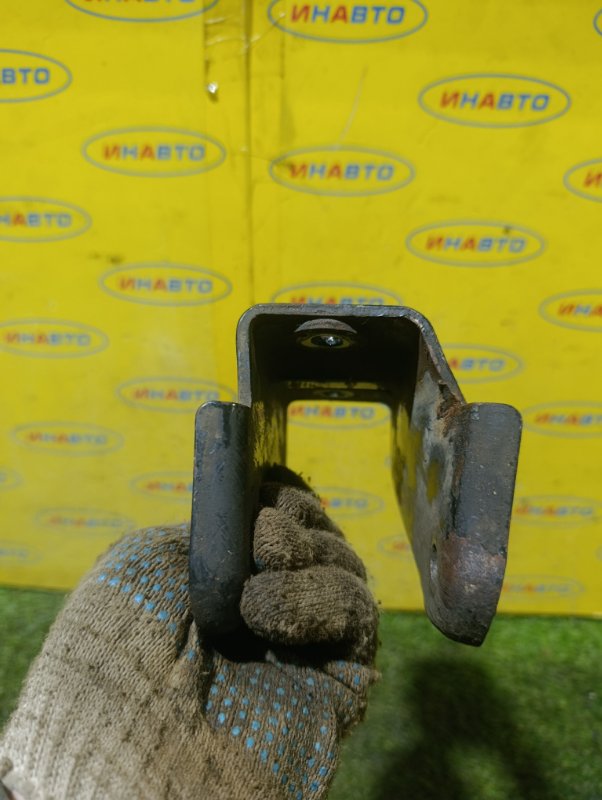 Кронштейн двигателя передний Carisma 2005 1.6 Кронштейн двигателя передний Carisma 2005 1.6