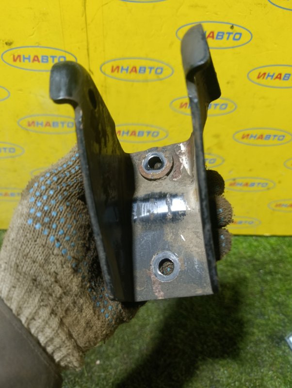 Кронштейн двигателя передний Carisma 2005 1.6 Кронштейн двигателя передний Carisma 2005 1.6