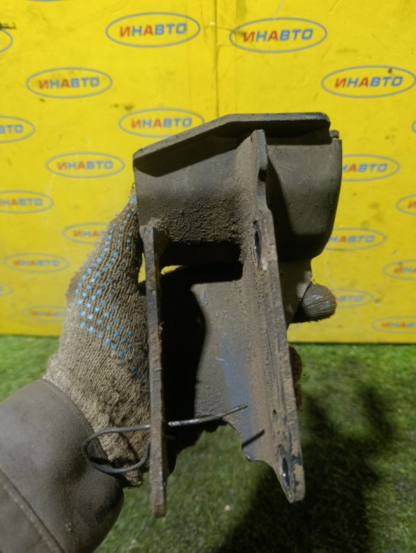 Кронштейн КПП задний Carisma 2005 1.6 Кронштейн КПП задний Carisma 2005 1.6