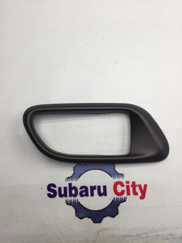 Пластик вокруг ручки салона Subaru Forester SG EJ20 2004 правый (б/у)