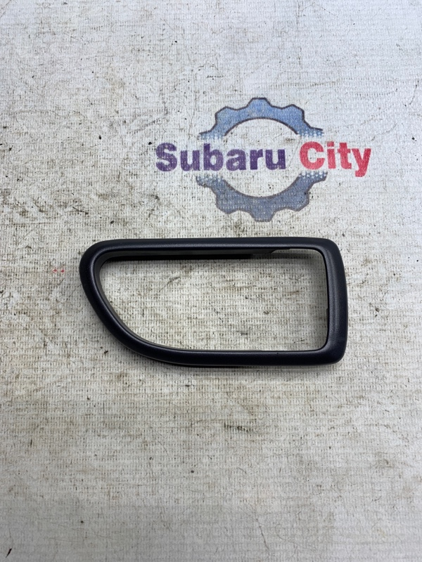 Пластик вокруг ручки салона Subaru Legacy BE EJ20 2002 правый (б/у)