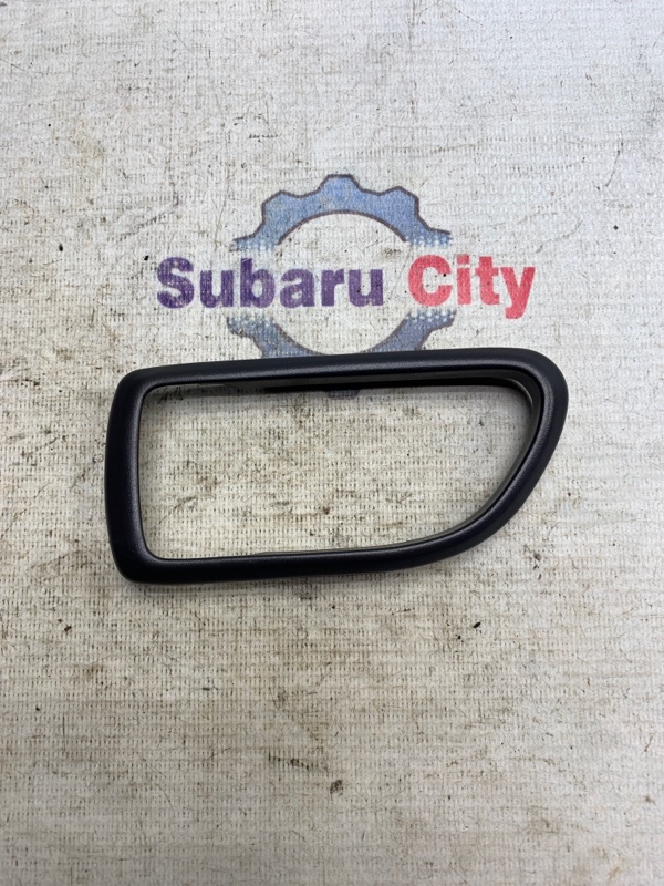 Пластик вокруг ручки салона Subaru Legacy BE EJ20 2002 левый (б/у)