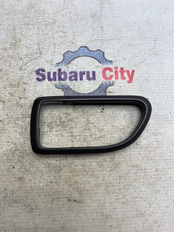 Пластик вокруг ручки салона Subaru Legacy BE EJ20 2001 левый (б/у)