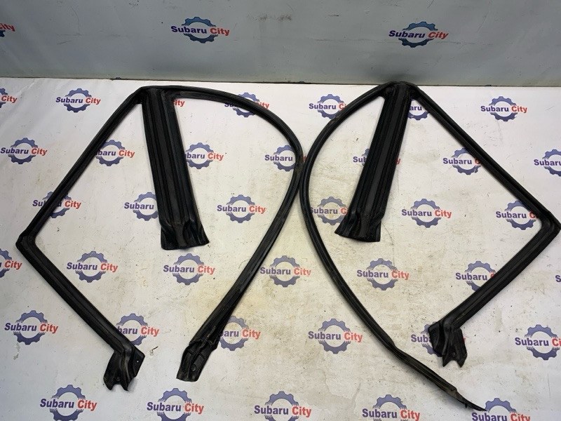 Уплотнитель двери Subaru Forester SF5 EJ201 2001 (б/у)