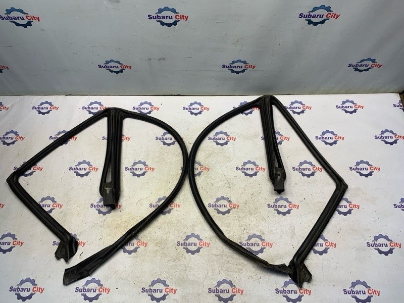Уплотнитель двери Subaru Forester SG5 EJ202 2004 (б/у)