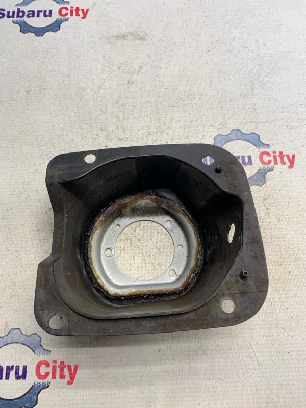 Пластик вокруг горловины топливного бака Subaru Forester SF9 EJ254 2000 (б/у)