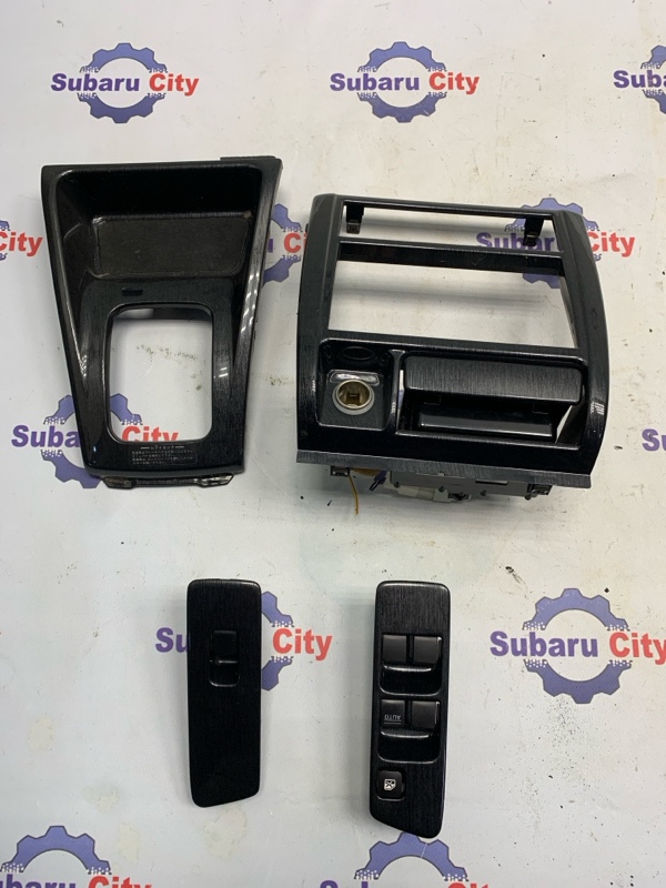 Консоль вокруг магнитолы Subaru Forester SF5 EJ201 2001 (б/у)