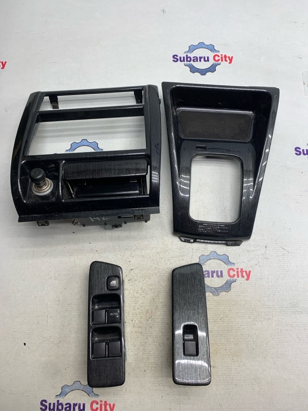 Консоль вокруг магнитолы Subaru Forester SF5 EJ201 2001 (б/у)