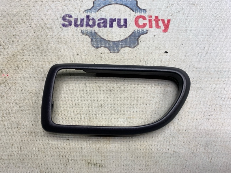 Пластик вокруг ручки салона Subaru Legacy B4 BE5 EJ206 2002 левый (б/у)