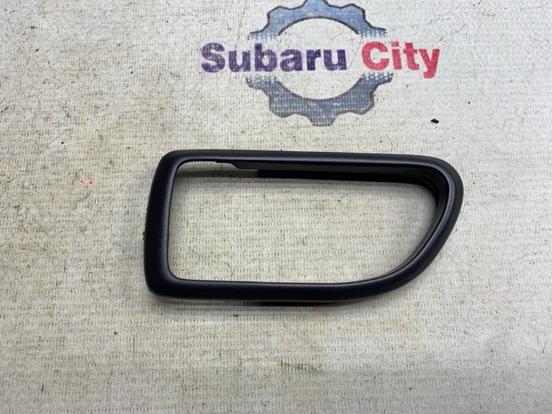 Пластик вокруг ручки салона Subaru Legacy B4 BE5 EJ206 2002 левый (б/у)