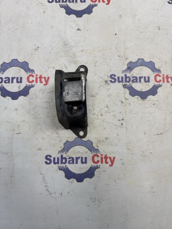 Запчасть крепление стабилизатора заднее Subaru Forester 2001 SF5 EJ201 20520AC000 контрактная Крепление стабилизатора заднее Subaru Forester 2001 SF5 EJ201 20520AC000 контрактная