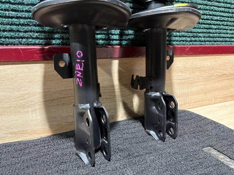 Стойка подвески передняя WISH 2005 ZNE10 1ZZFE Стойка подвески передняя WISH 2005 ZNE10 1ZZFE