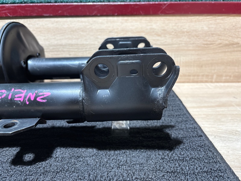 Стойка подвески передняя WISH 2005 ZNE10 1ZZFE Стойка подвески передняя WISH 2005 ZNE10 1ZZFE