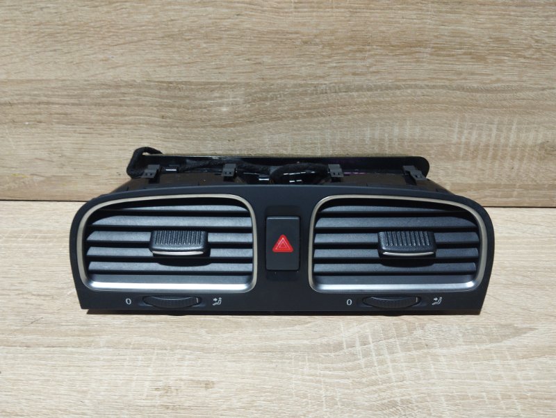 Запчасть дефлектор воздушный Volkswagen GOLF 2011 1KCAX CAX 5K0819728 контрактная Дефлектор воздушный Volkswagen GOLF 2011 1KCAX CAX 5K0819728 контрактная