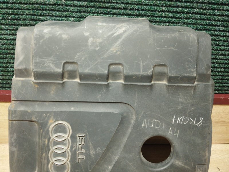 Пластиковая крышка на двс Audi A4 8K5 CDH