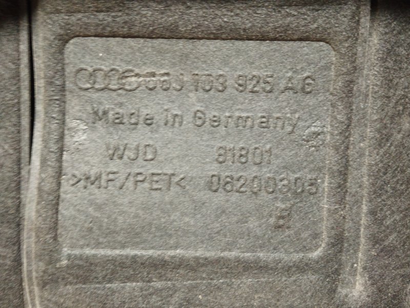 Пластиковая крышка на двс A4 2010 8K5 CDH