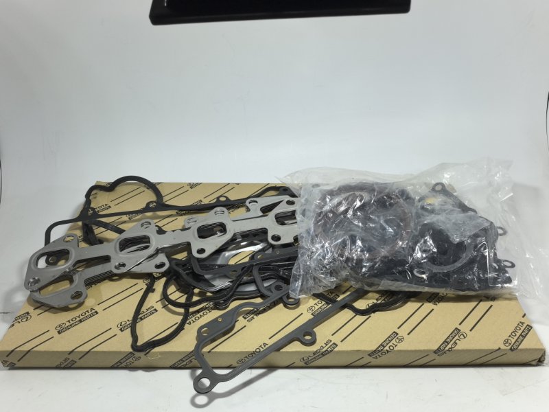 Ремкомплект двигателя Toyota Land Cruiser VDJ200 1VDFTV 04111-51032 новая