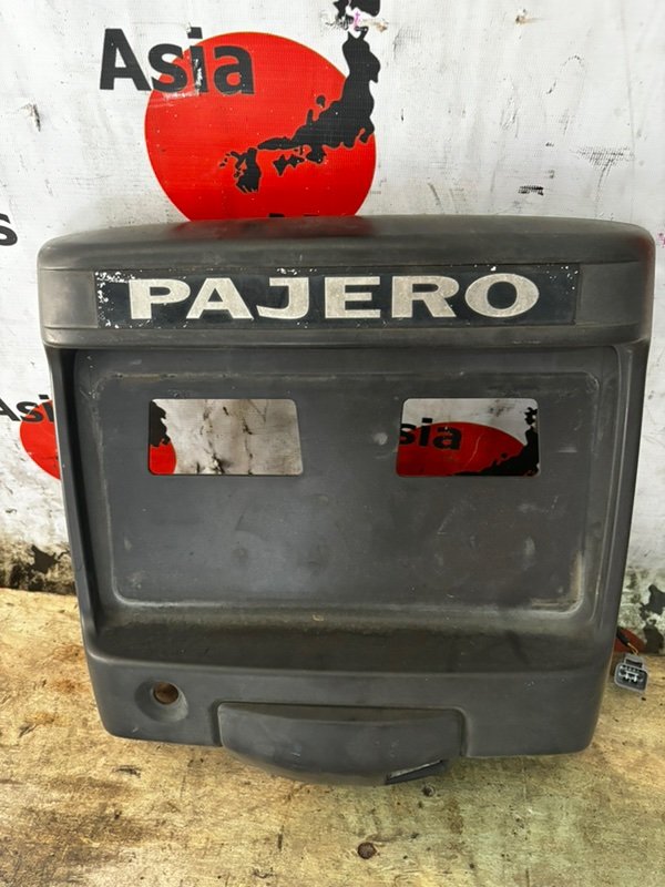 Накладка 5-й двери Mitsubishi Pajero V63W 6G72 2000 (б/у)